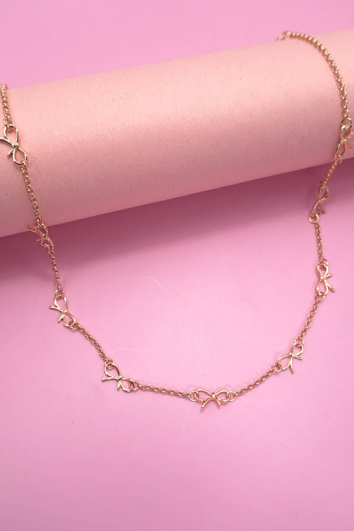 GOLD CUTOUT BOW NECKLACE